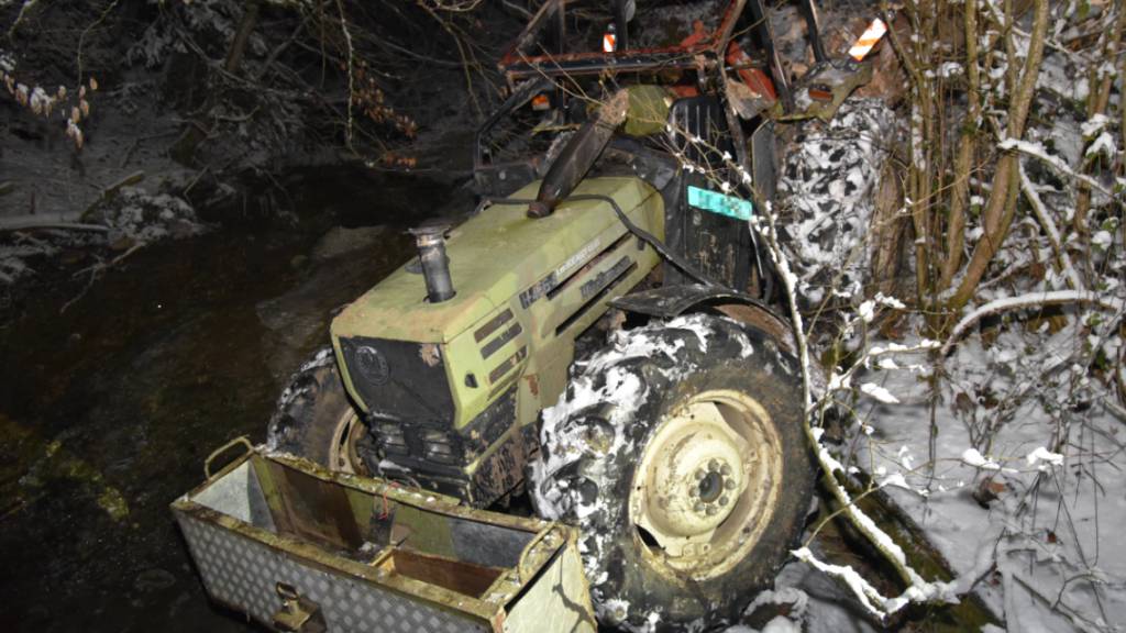 Der Landwirt fiel aus unbekannten Gründen vom Traktor und starb.