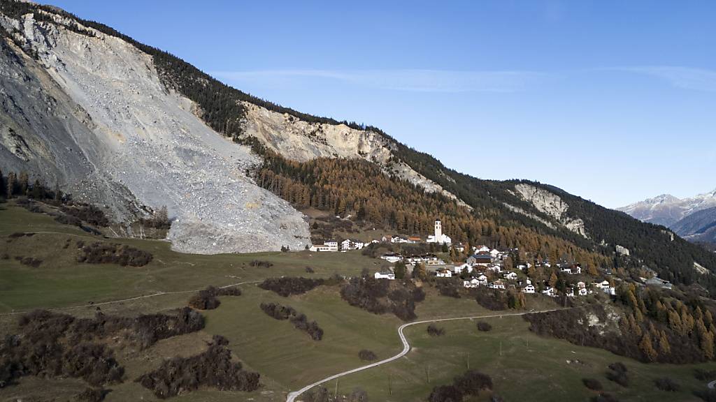 Brienz GR ist seit Sonntag erneut evakuiert. Es droht eine Schuttlawine, die das Bündner Dorf zerstören könnte. Nun präsentierte die zuständige Gemeinde Albula zwei Standorte für eine mögliche Umsiedlung. (Archivbild)