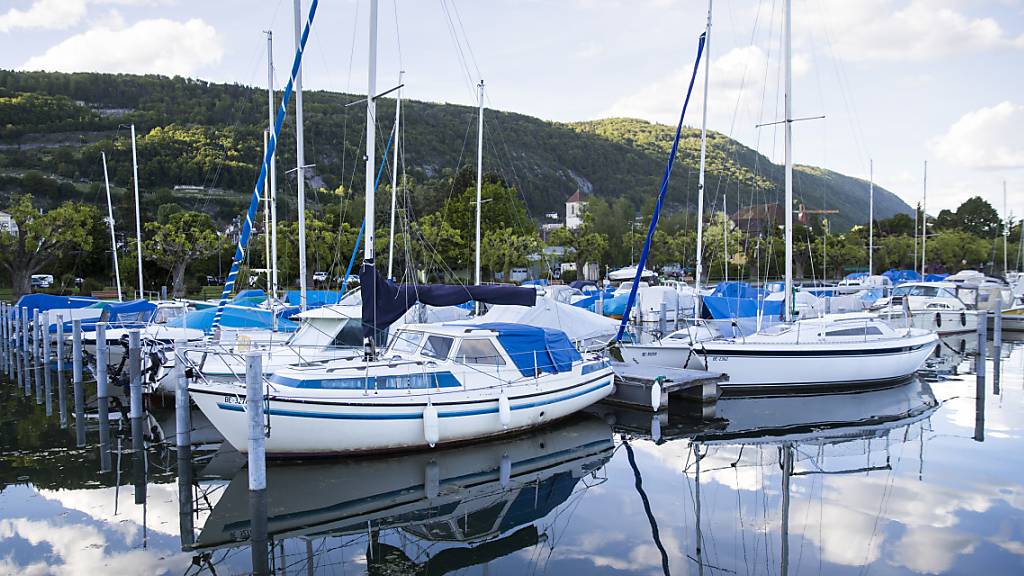 Boote im Hafen von La Neuveville BE im Mai 2017. Der schwere Unfall im Hafenbecken hat ein juristisches Nachspiel. (Archiv)