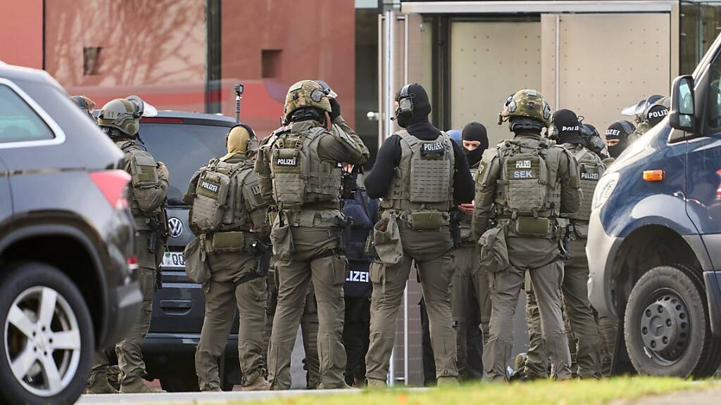 Das SEK bespricht sich bei der Vorbereitung zum Zugriff. Foto: Sascha Ditscher/dpa