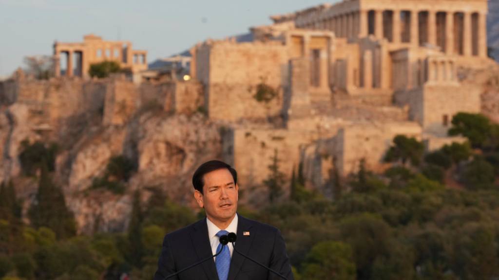 US-Außenminister Marco Rubio spricht auf dem Pnyx-Hügel, wo die alten Athener ihre demokratischen Versammlungen abhielten. Foto: Mark Schiefelbein/Pool AP/dpa