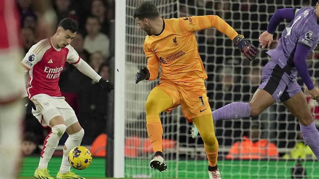 Gabriel Martinelli nutzt ein kapitales Missverständnis zwischen Liverpools Keeper Alisson und Virgil van Dijk zum Siegtreffer für Arsenal