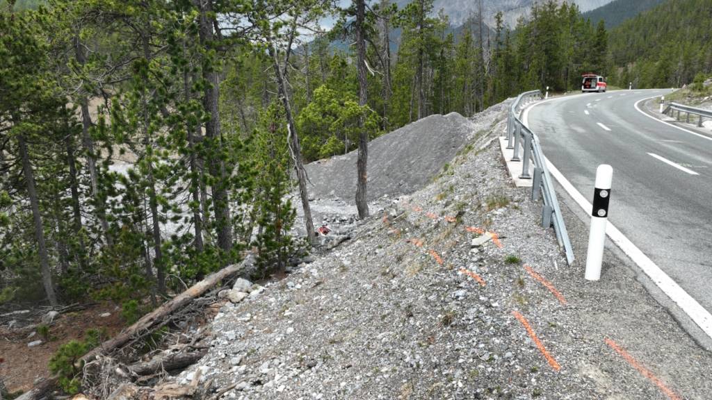 Töfffahrer stürzt in Zernez GR und verletzt sich schwer