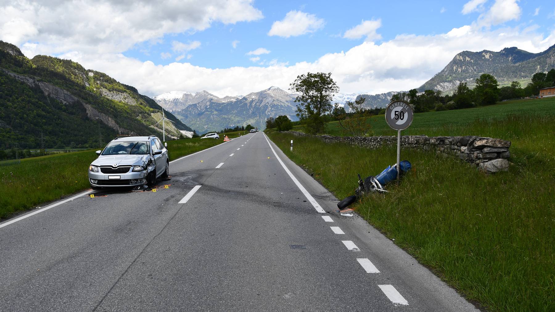 Der Motorradfahrer zog sich schwere Verletzungen zu und wurde mit dem  Rettungswagen ins Kantonsspital Graubünden überführt.
