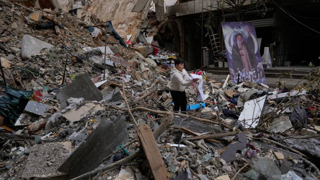 ARCHIV - Ein Junge hält sein Schulbuch, das er in den Trümmern eines zerstörten Gebäudes nach dem Waffenstillstand zwischen der Hisbollah und Israel gefunden hat, in Dahiyeh, einem südlichen Vorort von Beirut, Libanon. Foto: Hussein Malla/AP/dpa