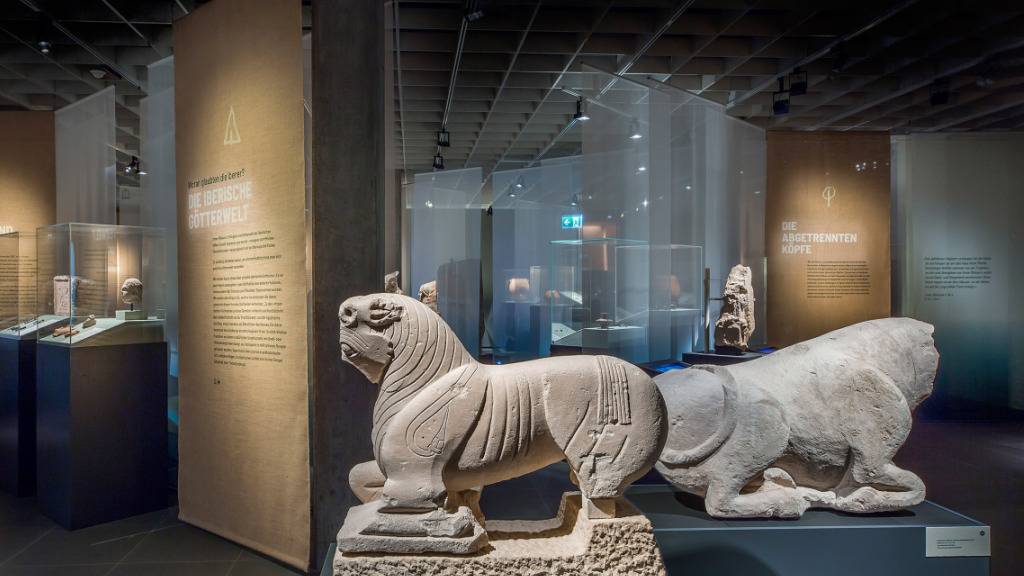 Steinerne Grabmonumente in der Ausstellung «Iberer» im Antikenmuseum Basel.