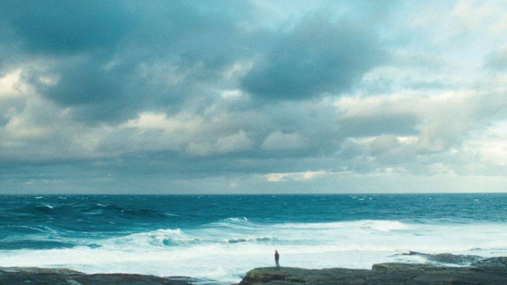 In der rauen Natur auf den Orkney-Inseln im Norden Schottlands findet Rona zurück ins Leben. Der Wind und das Meer in ihrer Heimat lassen sie zurück ins Leben finden nach ausschweifenden Jahren in London. Die Literaturverfilmung «The Outrun» läuft jetzt in den Kinos.