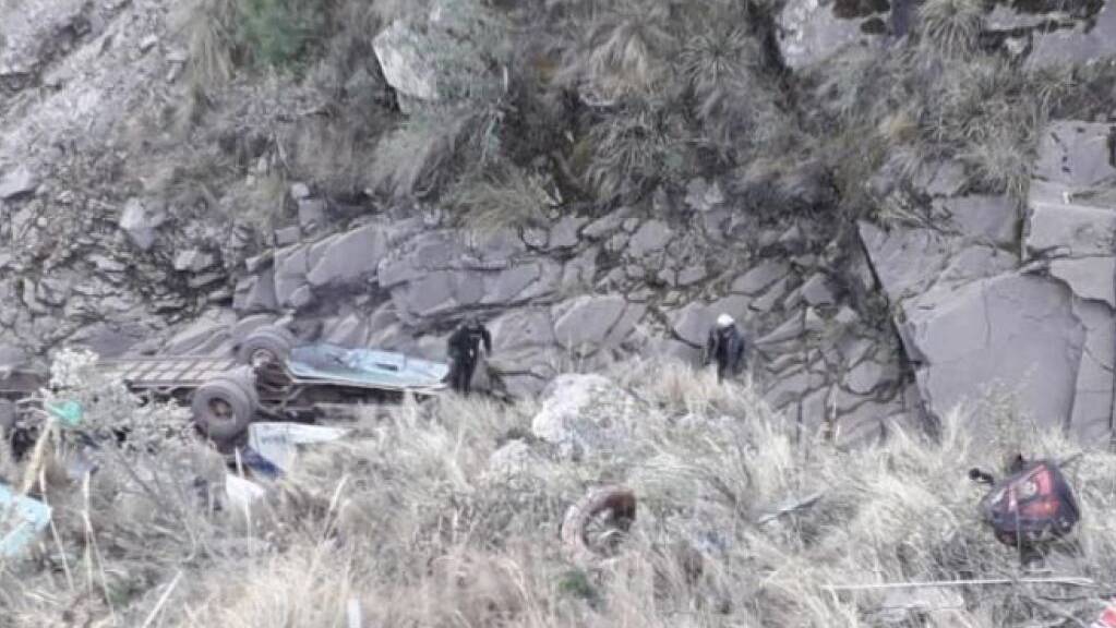 Ein Autobus ist auf der Strecke Sucre - Potolo in Bolivien über einen Abhang gestürzt. Dabei kamen 24 Personen ums Leben. (Bild: Correo del Sur)