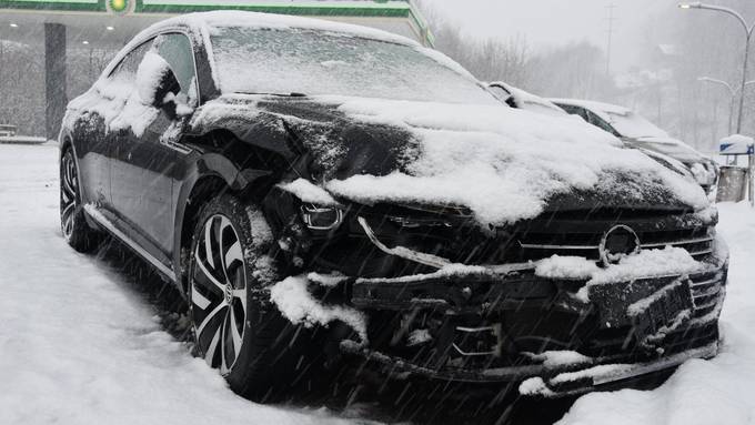 Weiterhin viele Unfälle wegen Schnee