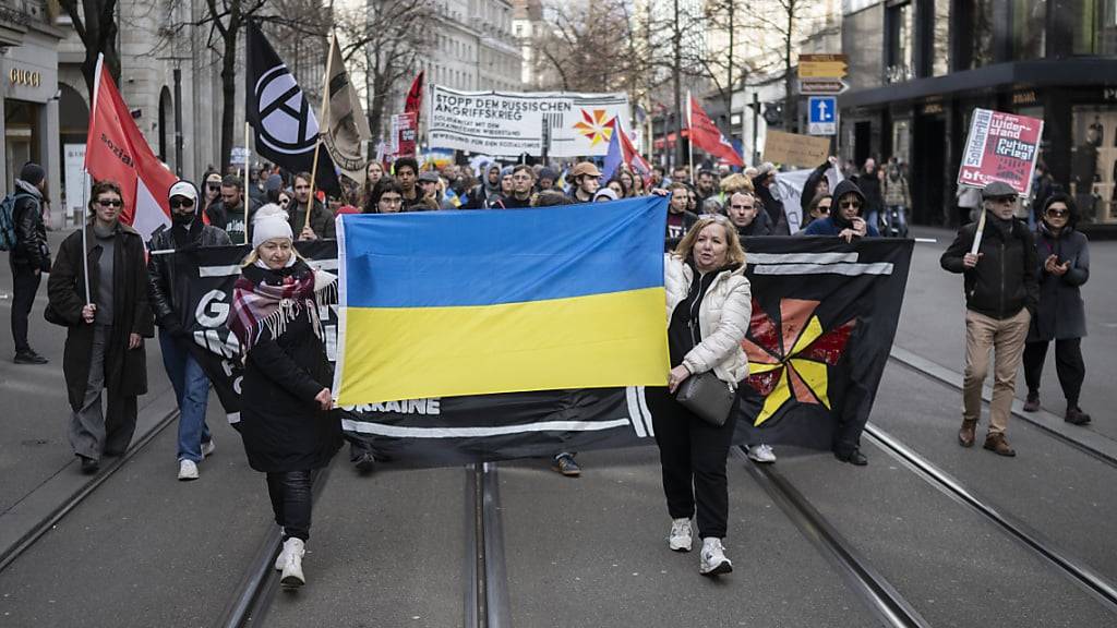 Hunderte demonstrieren in Zürich gegen Krieg in der Ukraine