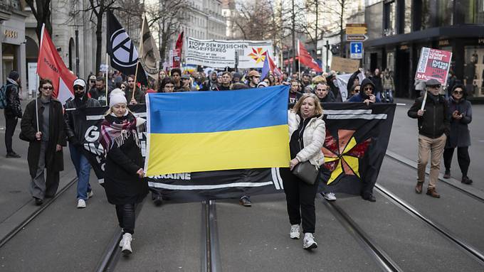 Hunderte demonstrieren in Zürich gegen Krieg in der Ukraine