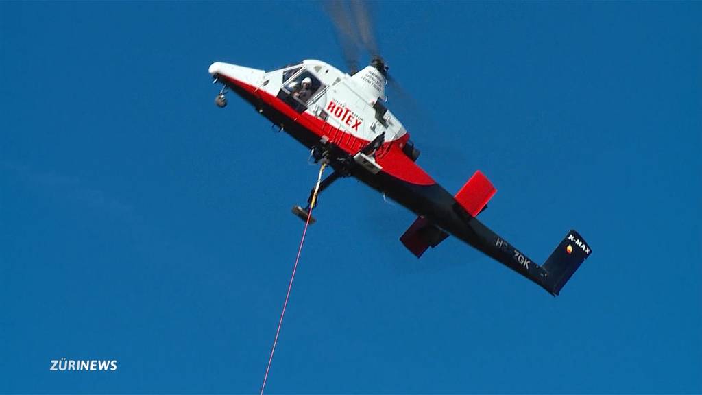 Bauma: Helikopter fliegen Spezialeinsatz für grossen Holzschlag