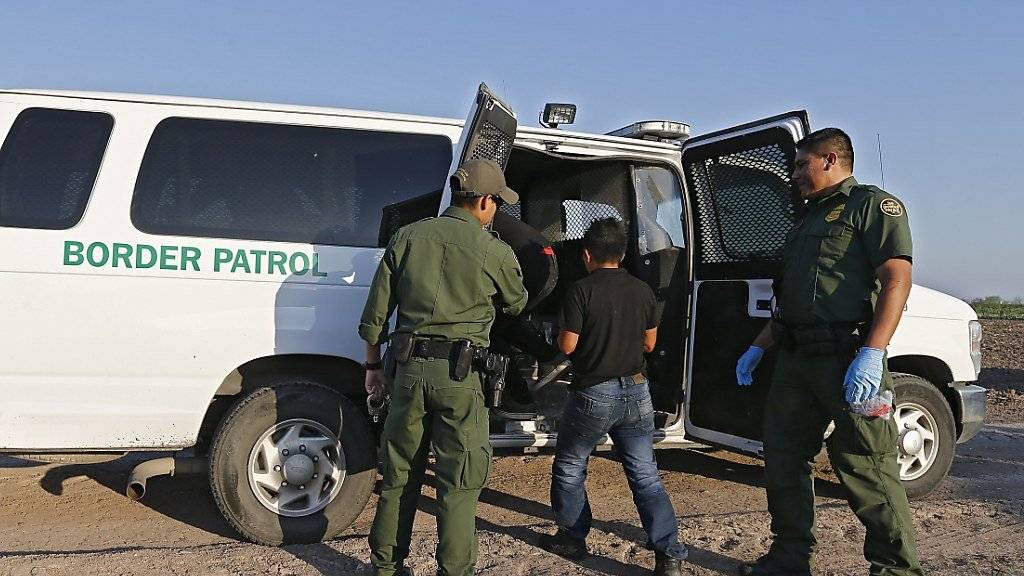 Grenzwächter an der Grenze zwischen den USA und Mexiko nehmen mutmasslich illegale Einwanderer fest. Nach Angaben des Ministers für Innere Sicherheit, John Kelly, zieht die US-Regierung alles in Betracht, was Migranten aus Lateinamerika an der Reise in die USA hindern könnte. (Archivbild)