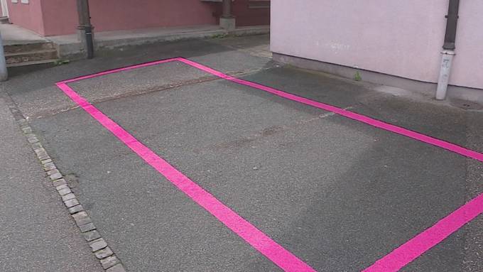 Pinke Parkplätze für mehr Sicherheit 