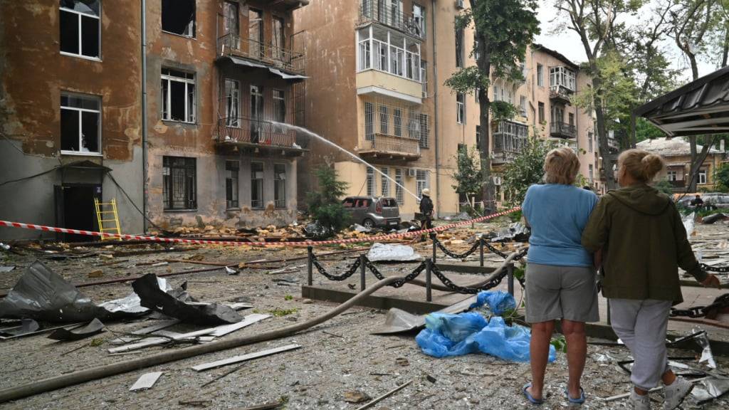 ARCHIV - Ein Feuerwehrmann löscht ein Feuer in einem Wohnhaus nach einem massiven russischen Luftangriff. Foto: Michael Shtekel/AP/dpa
