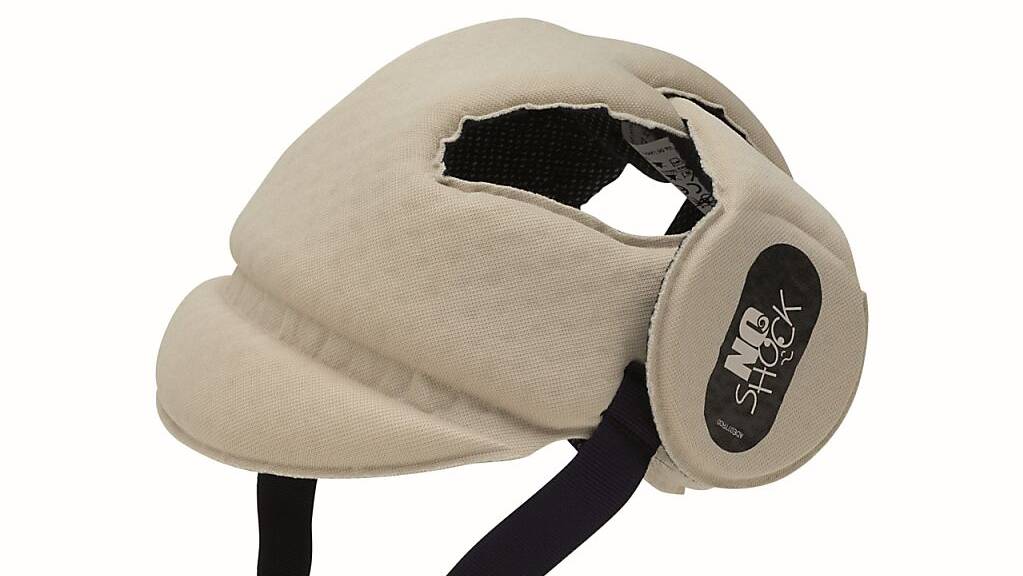 Schützt den Baby-Kopf weder beim Krabbeln noch beim Stehen genügend: der Helm der Bisal GmbH.