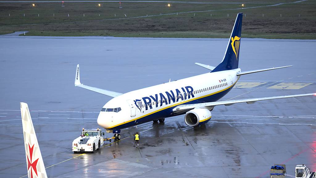 ARCHIV - Eine Passagiermaschine der Fluggesellschaft Ryanair steht auf dem Flughafen Köln/Bonn. Kurz nach dem Start aus Turin ist ein Passagier an Bord einer Maschine von Ryanair verstorben. Foto: Thomas Banneyer/dpa