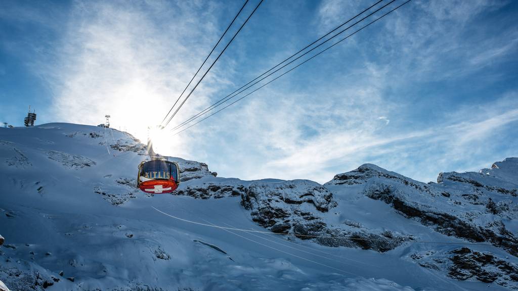 Die drehbare Luftseilbahn Rotair fährt auf den Titlis-Gletscher.