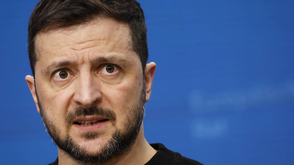 ARCHIV - Der ukrainische Präsident Wolodymyr Selenskyj spricht während einer Pressekonferenz bei einem EU-Gipfel in Brüssel. Foto: Geert Vanden Wijngaert/AP/dpa