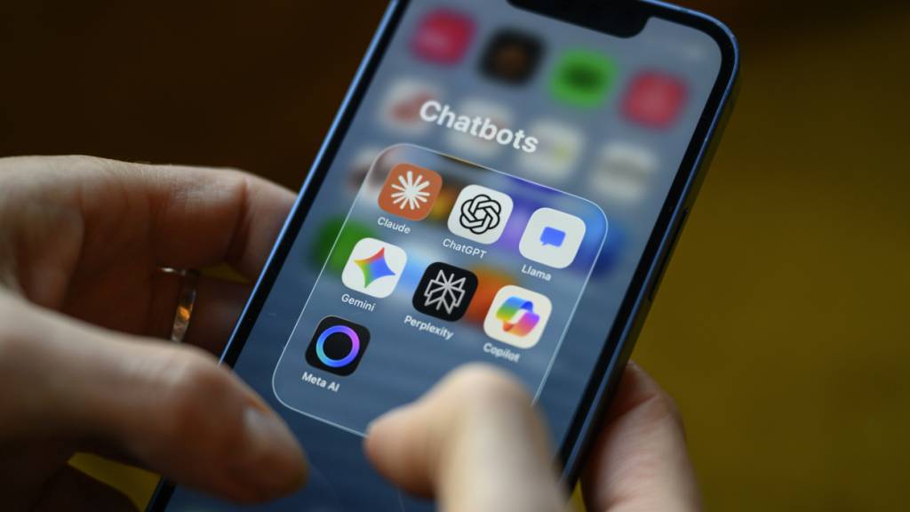 KI schleimt sich laut einer Studie bei Nutzerinnen und Nutzern ein.