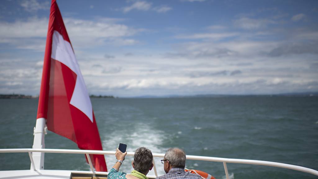 Ein Paar geniesst die Fahrt über den Bodensee auf der MS St. Gallen der Schweizerischen Bodensee Schifffahrt (SBS). (Archivbild)