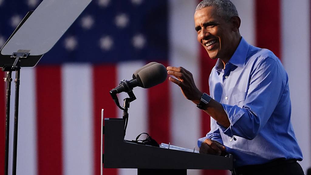 Barack Obama, ehemaliger Präsident der USA, spricht auf einer Wahlkampfveranstaltung zur Unterstützung für den demokratischen Präsidentschaftskandidaten Biden. Foto: Matt Slocum/AP/dpa