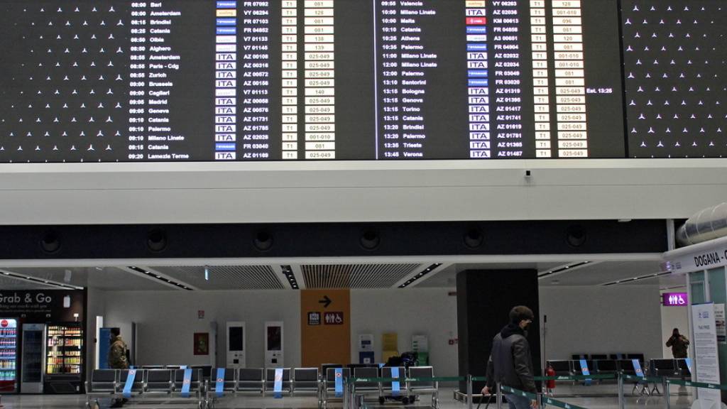 Anzeigetafel am Flughafen Fiumicino in Rom. (Archivbild)