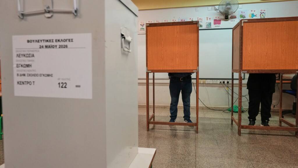 Wähler geben ihre Stimme in einem Wahllokal während der Parlamentswahlen in Nikosia ab. Foto: Petros Karadjias/AP/dpa
