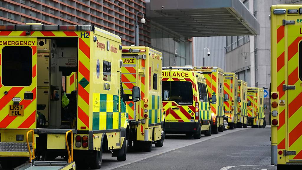 ARCHIV - Krankenwagen parken in der Straße des Royal London Hospital. Foto: Aaron Chown/PA Wire/dpa