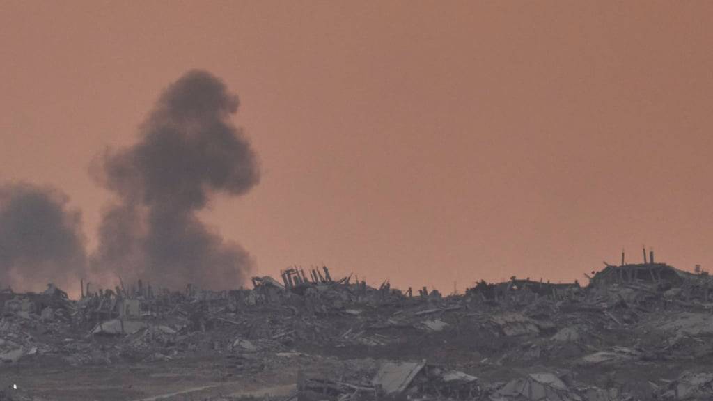 dpatopbilder - Rauch steigt nach einer Explosion im Gazastreifen auf, vom Süden Israels aus gesehen. Foto: Ohad Zwigenberg/AP/dpa