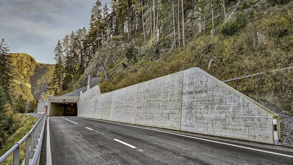 Zum 28,6 Millionen Franken teuren Projekt gehören neben dem neuen Tunnel Val Alpetta auch der Bau mehrerer Stützmauern, Tagbauten am Ost- und Westportal und Arbeiten am Trassee.