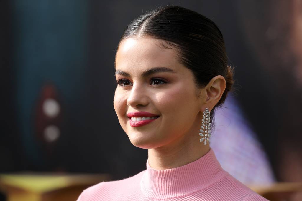 Selena Gomez Lasst Sich Namen Ihres Neuen Albums Auf Hals Tatowieren Fm1today