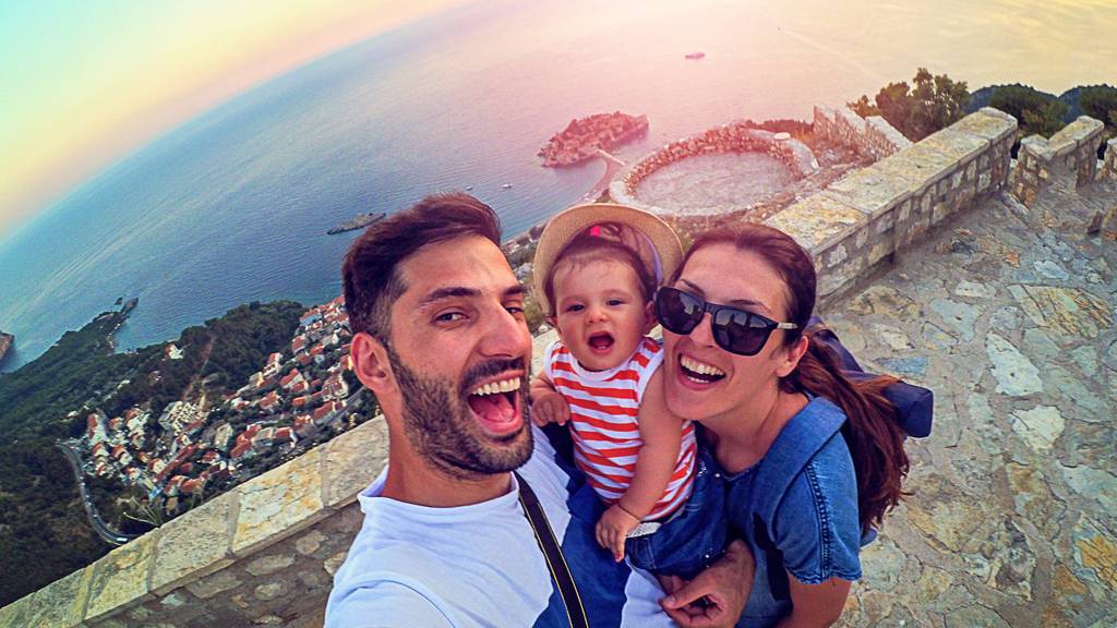 Selfie Sticks können die Urlaubslaune so richtig vermiesen. (Bild: iStock/gdinMika)
