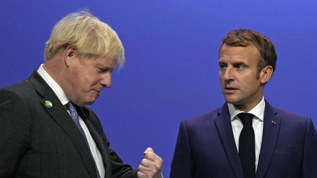 Der britische Premierminister Boris Johnson begrüsst den französischen Präsidenten Emmanuel Macron bei dessen Ankunft zum UN-Klimagipfel COP26 in Glasgow.