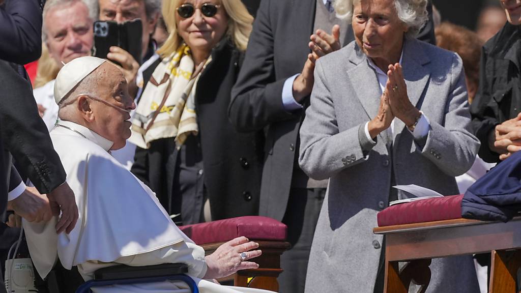Papst Franziskus wird von Gläubigen am Ende einer Messe auf dem Petersplatz im Vatikan begrüßt. Die Messe ist den Kranken gewidmet. Foto: Andrew Medichini/AP/dpa