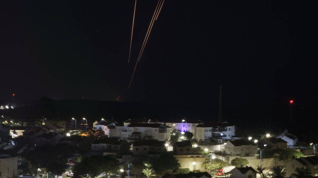 Vom Gazastreifen aus werden Raketen auf Israel abgefeuert, gesehen vom Süden Israels aus. Foto: Leo Correa/AP/dpa