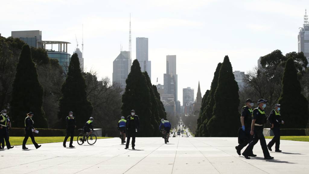 Die Polizei beim «Shrine of Remembrance» in Melbourne am Freitag, 31. Juli 2020.