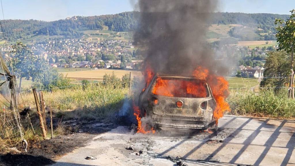 In Eschenz TG gerät auf Hofplatz parkiertes Auto in Brand