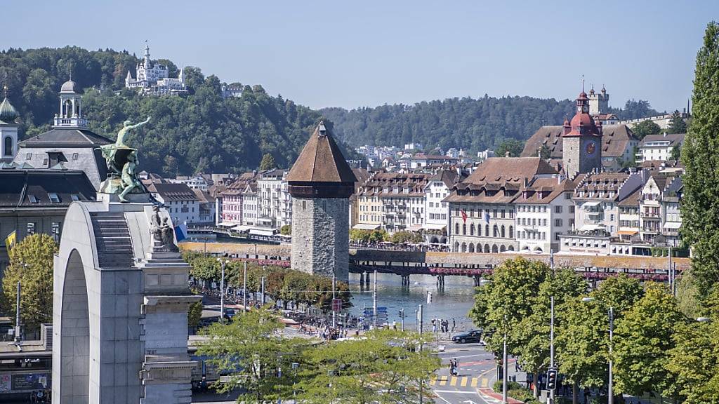 In der Stadt Luzern soll die Dreilindenstrasse ab 19. Februar saniert werden. Stadteinwärts wird dafür der Verkehr auf der Strasse gesperrt.
