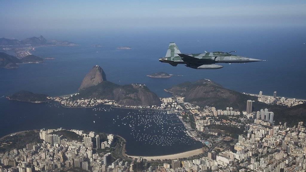 Ein Kampfjet fliegt über Rio de Janeiro: Am Bahnhof Deodoro übten Einsatzkräfte für den Terror-Fall während der Olympischen Spiele. (Symbolbild)
