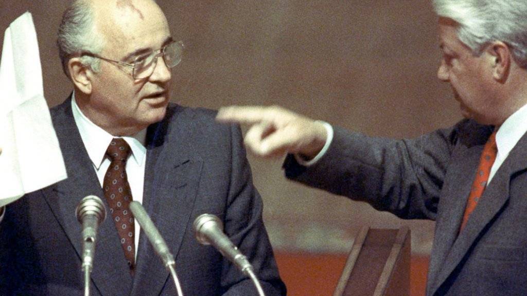 Damit fing es  1991 an: Der Machtkampf zwischen Sowjetpräsident Michail Gorbatschow (l.), der auch Chef der bisher allmächtigen Kommunistischen Partei der Sowjetunion (KPdSU) war, und dem frisch gewählten Präsidenten der russischen Teilrepublik, Boris Jelzin, beschleunigte den Zerfall des Imperiums.