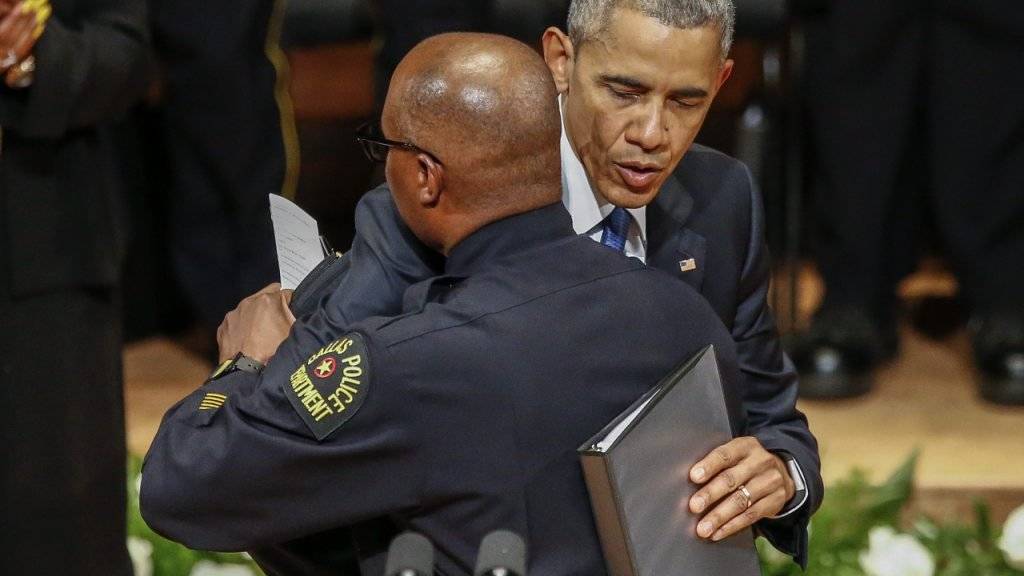 US-Präsident Barack Obama (rechts) umarmt den Polizeichef von Dallas, David Brown, während einer Trauerfeier für die Opfer von Dallas.