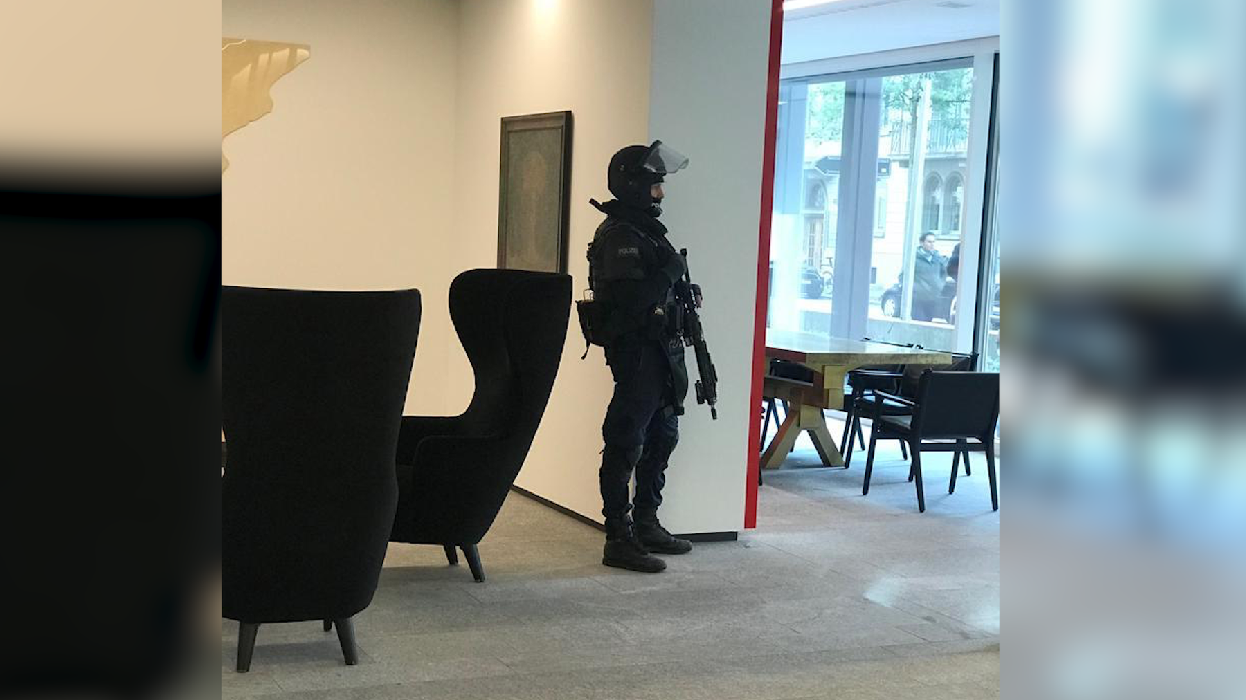 Polizisten in Vollmontur im Ringier-Medienhaus