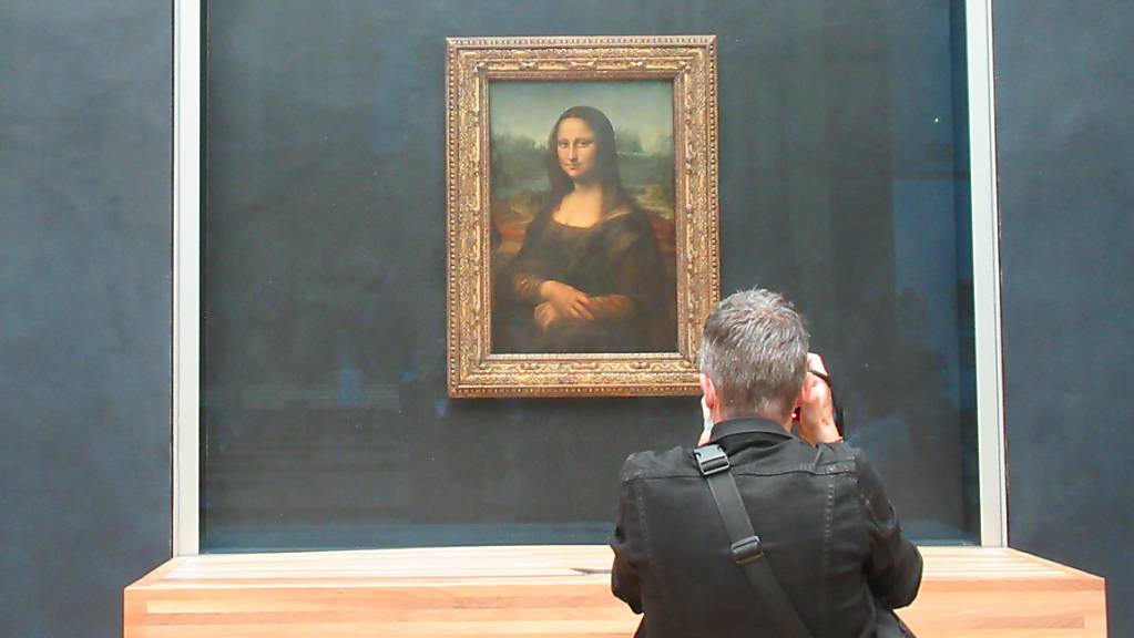 Ein Besucher des Louvre fotografiert die «Mona Lisa» von Leonardo da Vinci.