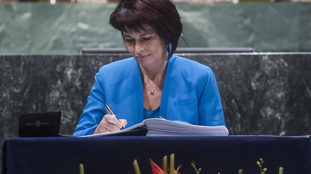 Bundesrätin Doris Leuthard unterzeichnet als Schweizer Vizebundespräsidentin und Umweltministerin am UNO-Hauptsitz in New York das Klimaschutz-Abkommen.