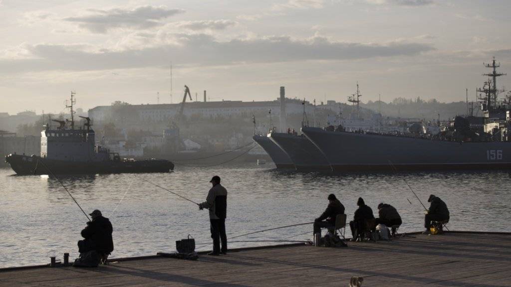 Russische Schiffe im Hafen von Sewastopol. Nahe der Stadt will Moskau Boden-Luft-Raketen stationieren. (Archiv)