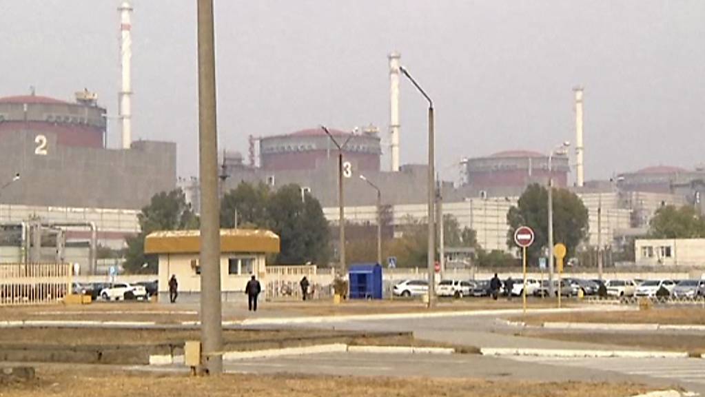 Dieses Bild aus einem Video zeigt das Kernkraftwerk Saporischschja. Die ukrainische Botschafterin in den USA, Oksana Markarowa, sieht nach dem Feuer in dem Atomkraftwerk in der Ukraine trotz erster Entwarnungen weiter große Gefahr. Das sagte Markarowa am Freitag dem Nachrichtensender CNN. Foto: Uncredited/AP/dpa
