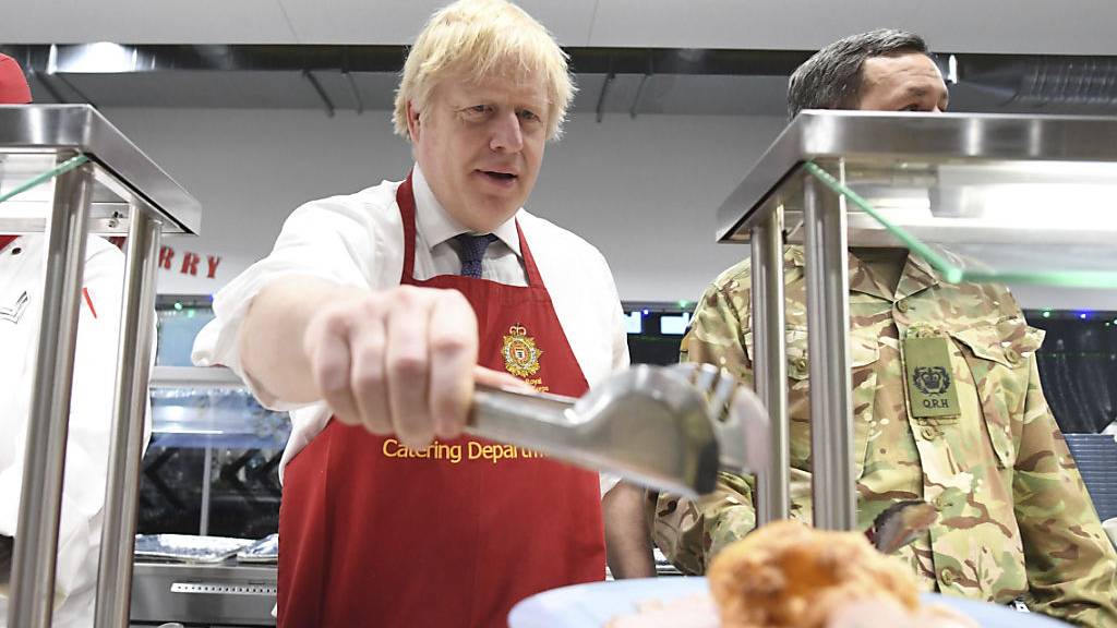 Christmas lunch served by the Prime Minister himself: Boris Johnson bei britischen Soldaten in Estland.