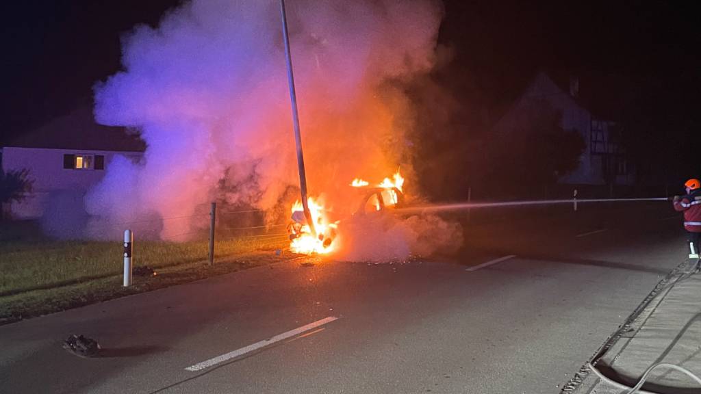 Bei einem Selbstunfall ist ein Auto am frühen Samstagmorgen nach der Kollision mit einer Strassenlampe in Altnau TG in Flammen aufgegangen.