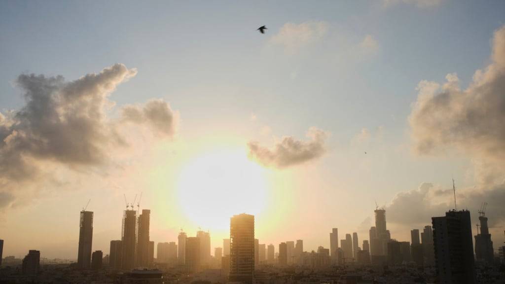 Die Sonne geht hinter der Stadtsilhouette auf, kurz nachdem ein Luftangriffsalarm für aus dem Iran abgefeuerte Raketen in Tel Aviv ausgelöst wurde. Foto: Ohad Zwigenberg/AP/dpa